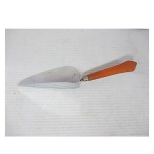 Vintage butterscotch Bakelite pie desert server angle spatula